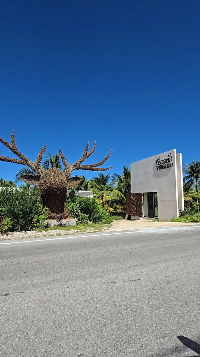 Letrero de acceso a Costa Venado Beach Club