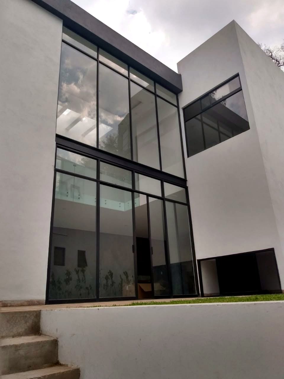 Fachada posterior con árboles conservados, Residencia CDMX