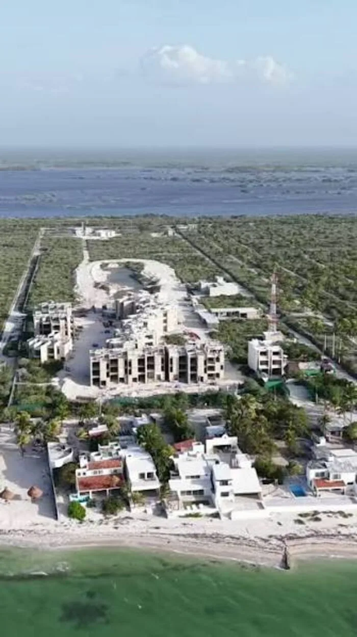 Vista aérea de Awah frente al mar