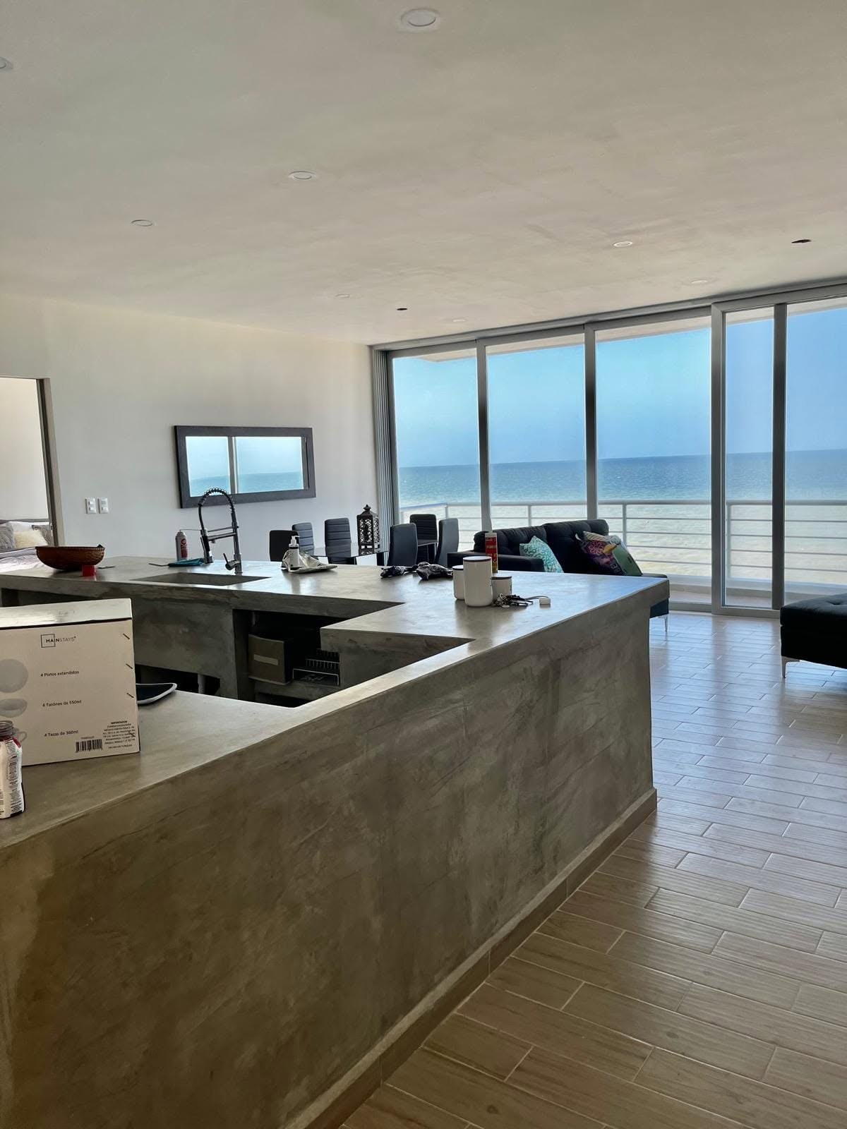 Cocina con barra de concreto pulido frente al mar, Casa Cielo