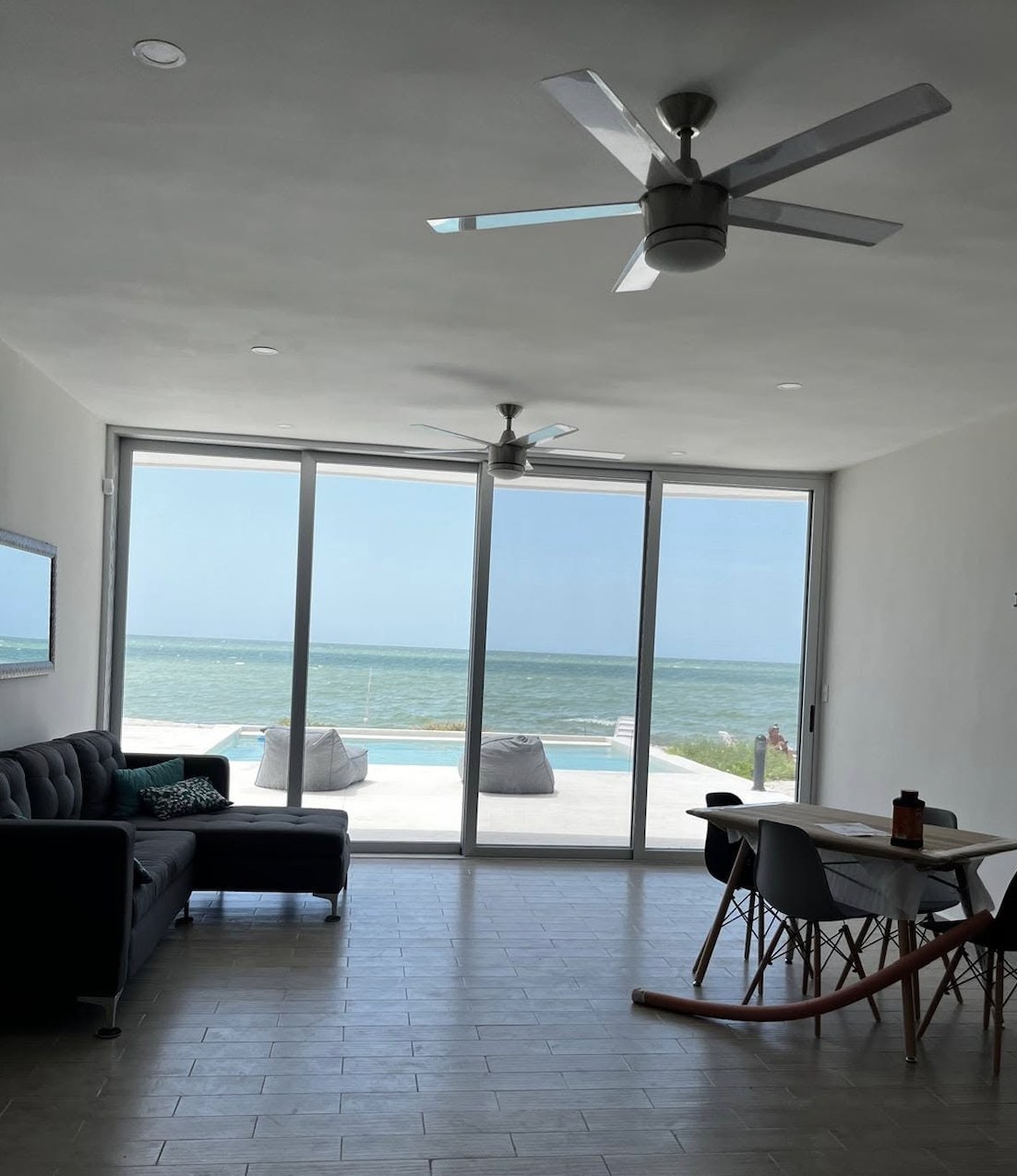Sala y comedor con vista al mar y alberca, Casa Cielo