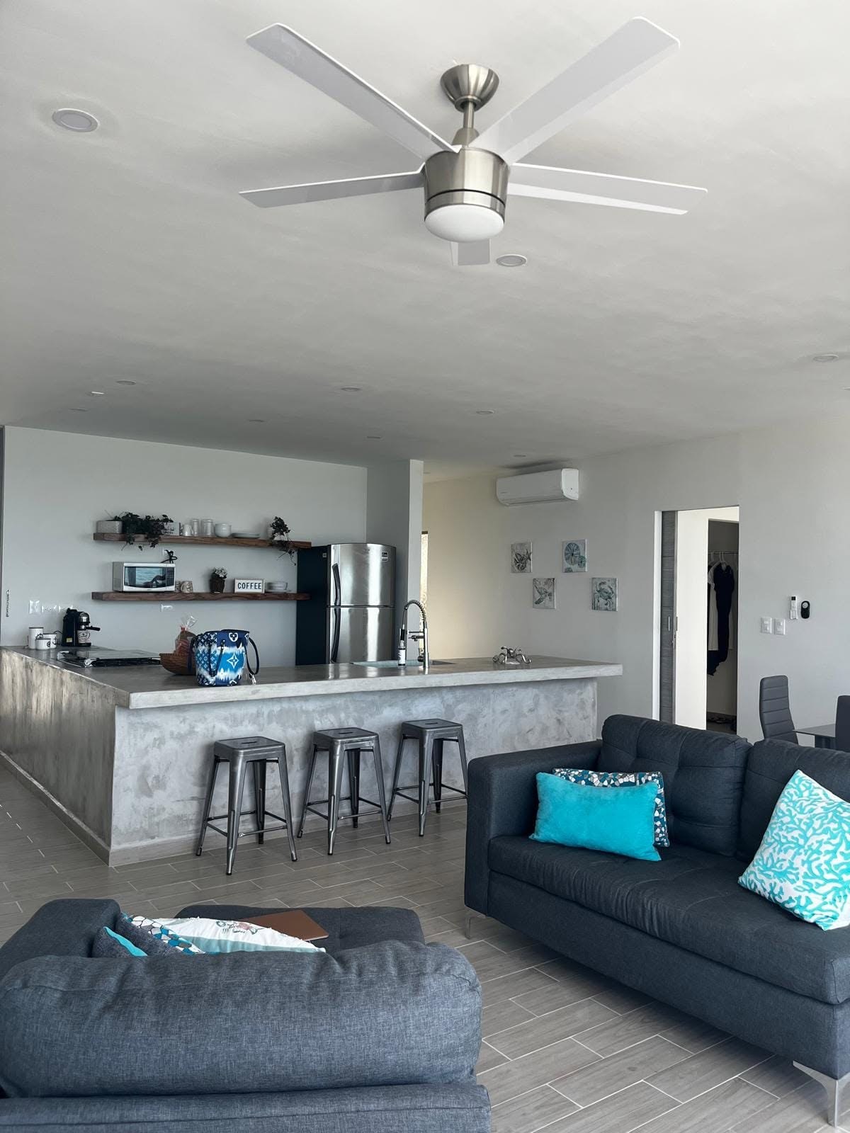 Sala terminada con cocina al fondo, Casa Cielo