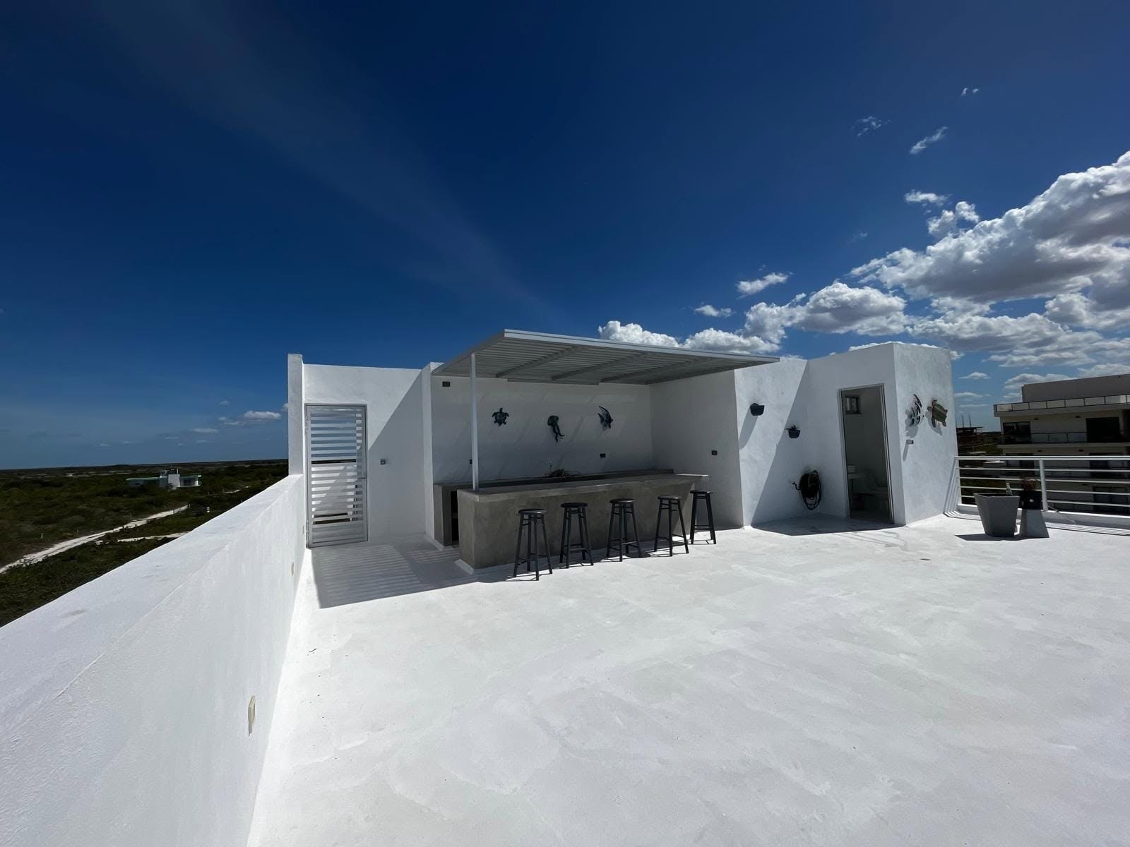 Terraza en azotea con bar terminado, Casa Cielo