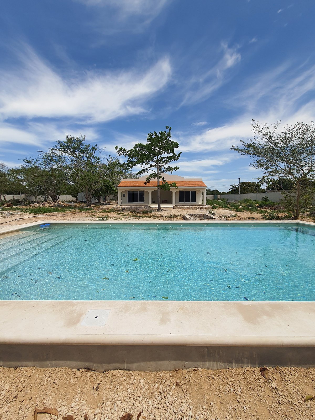Casa de visitas terminada, alberca y jardín, Casa Hunucmá etapa 1