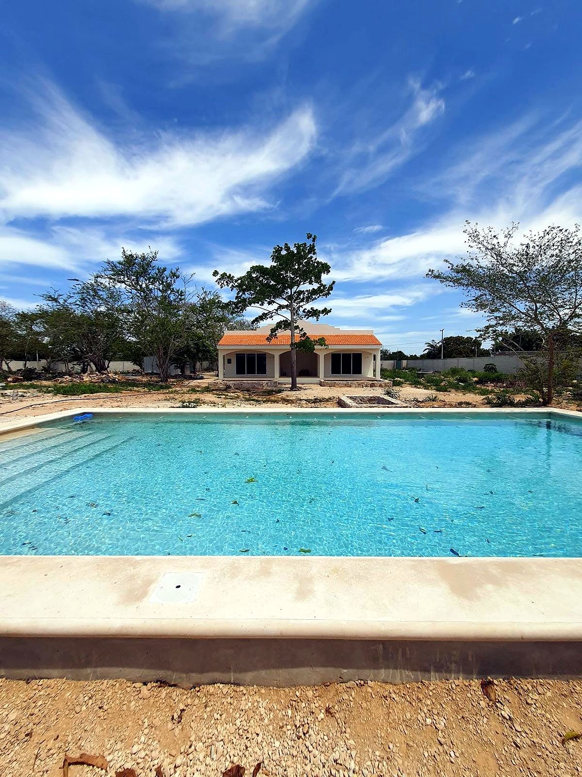 Casa Hunucmá terminada, fachada con alberca