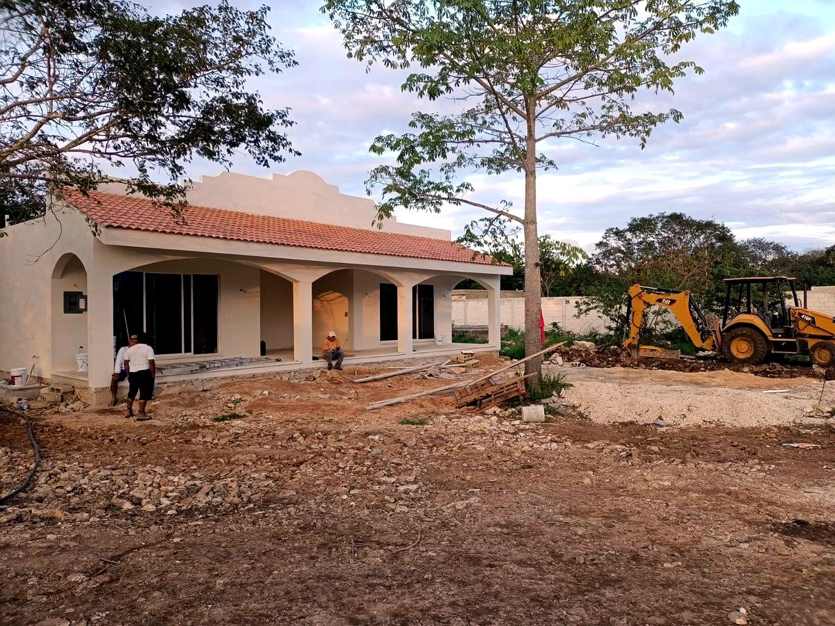 Casa de visitas con obra avanzada, techo de teja terminado, Casa Hunucmá etapa 1
