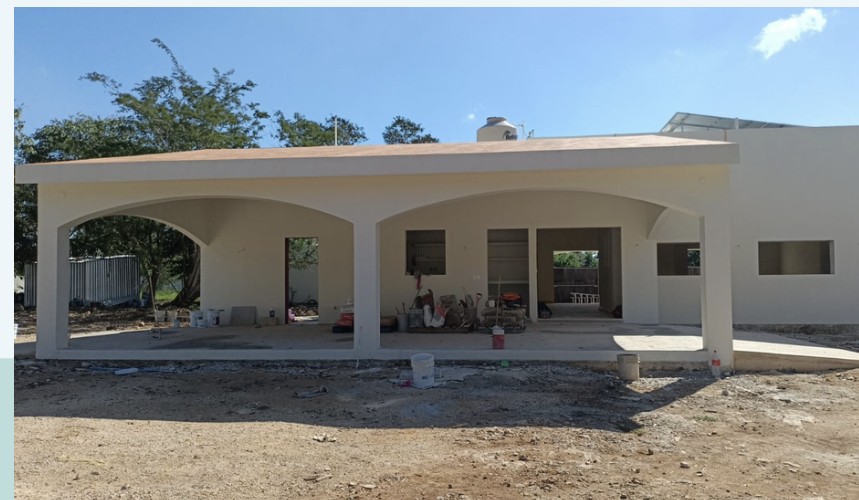 Fachada de la casa de visitas con obra avanzada, otro ángulo, Casa Hunucmá etapa 1