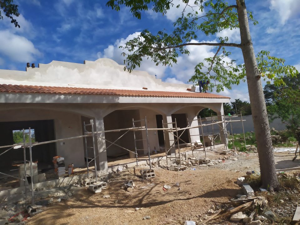Casa de visitas en obra, estructura de techo y arcos, Casa Hunucmá etapa 1