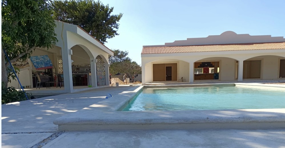 Conjunto de la casa de visitas y la casa principal con alberca terminada, Casa Hunucmá