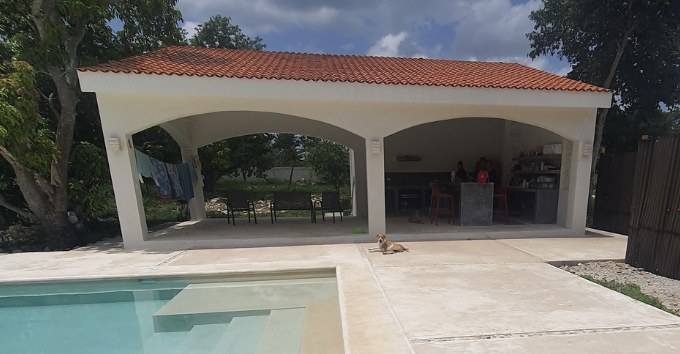Bar y palapa terminados junto a la alberca, Casa Hunucmá etapa 2