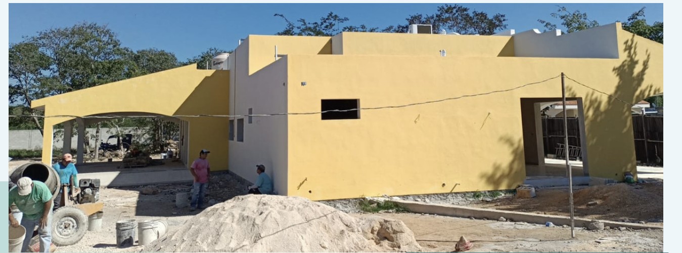 Fachada de la casa principal en etapa de pintura, Casa Hunucmá etapa 3