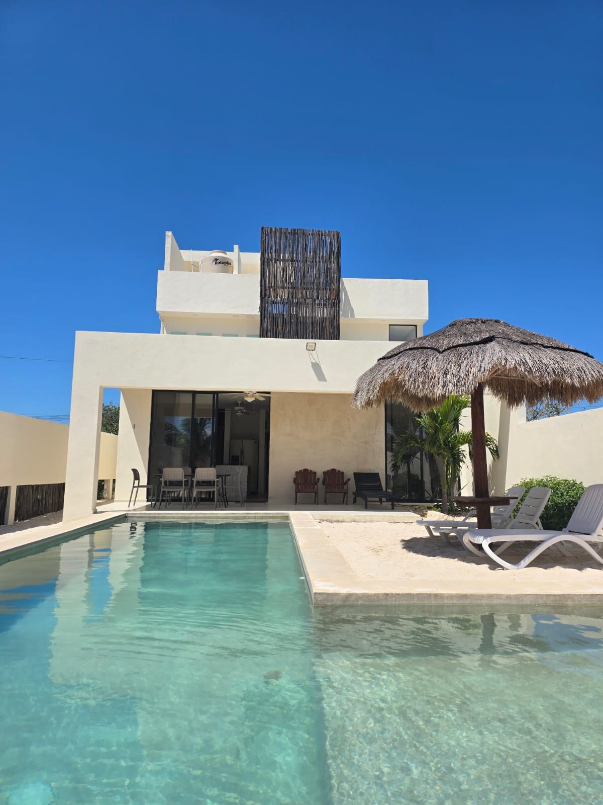 Vista frontal de la alberca y palapa, Casa San Benito