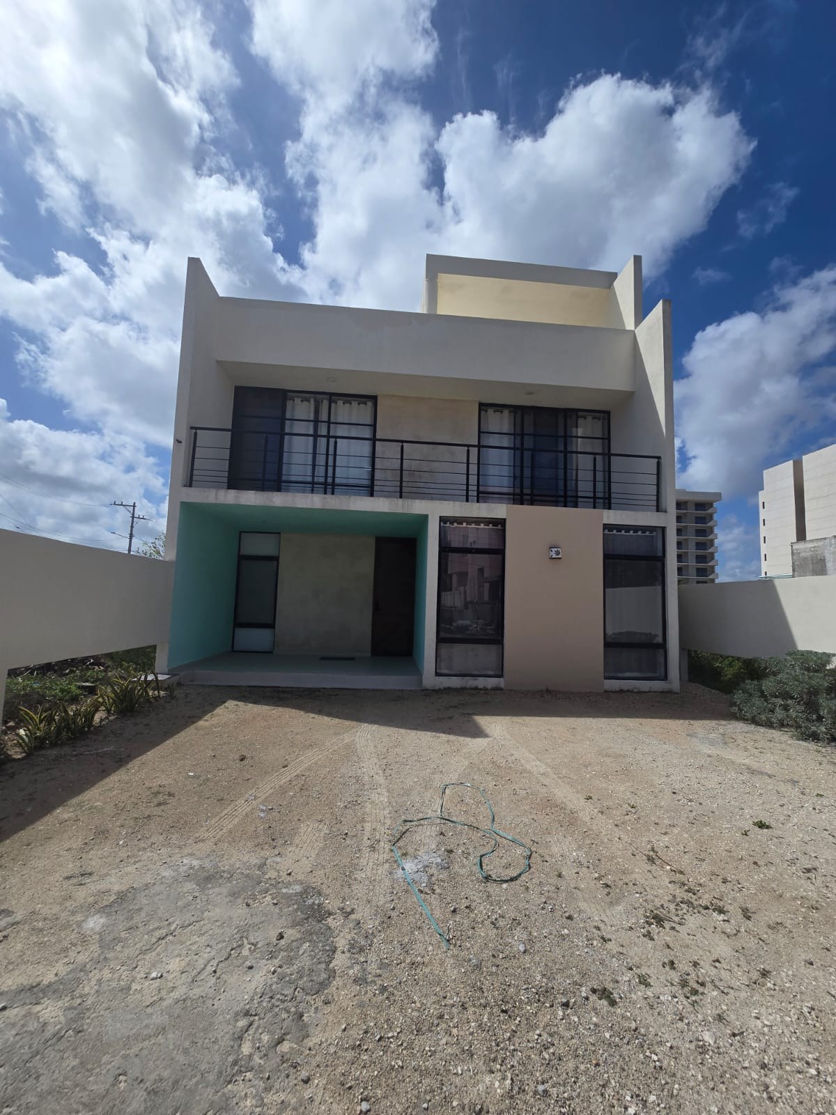 Fachada frontal en obra, Casa San Benito
