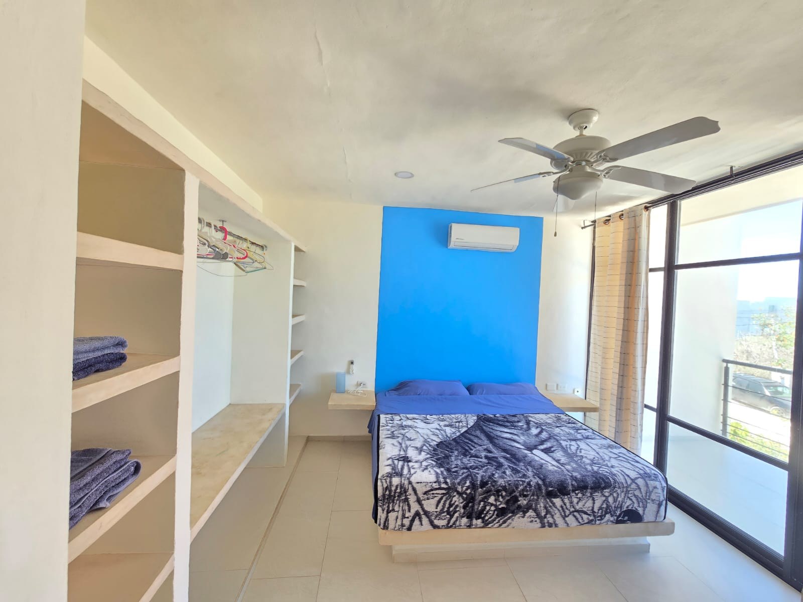 Recámara secundaria con muro azul, Casa San Benito