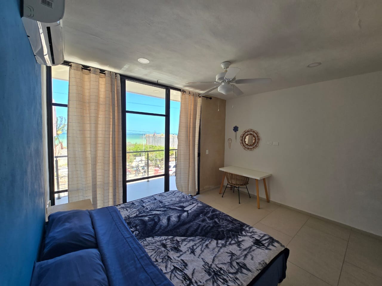 Recámara con balcón y vista al mar, Casa San Benito
