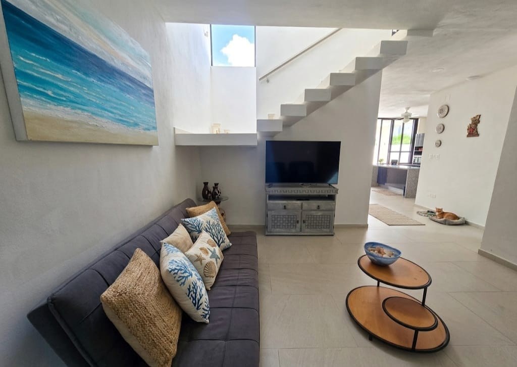 Sala terminada con vista al comedor exterior, Casa San Benito