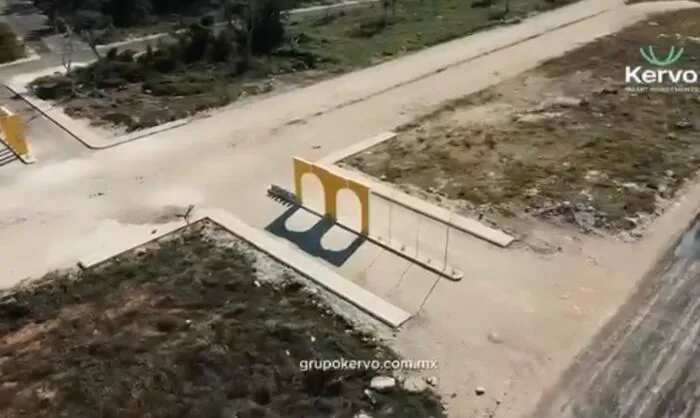 Arco de acceso en construcción, vista aérea