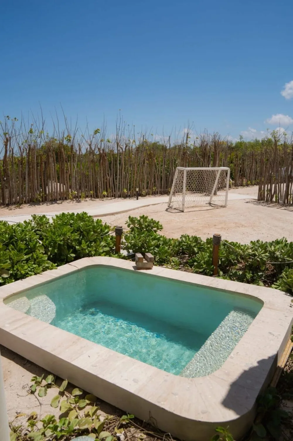 Alberca privada con vista al terreno, Departamentos en San Benito