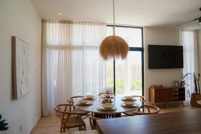 Comedor de un departamento amueblado en San Benito